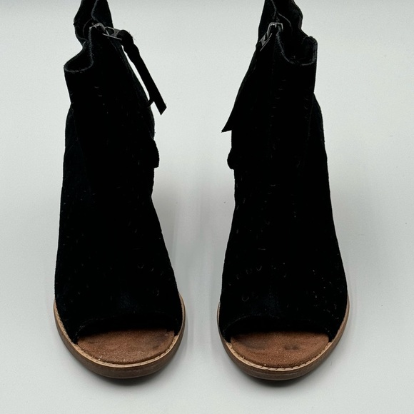 TOMS Majorca Black Suede Perforated Leaf Peep Toe Block Heel Booties Size 7.5 - Picture 11 of 14